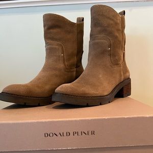 Donald Pliner Stella Boots, size 7.5, calf suede in Biscotti color. NEW.